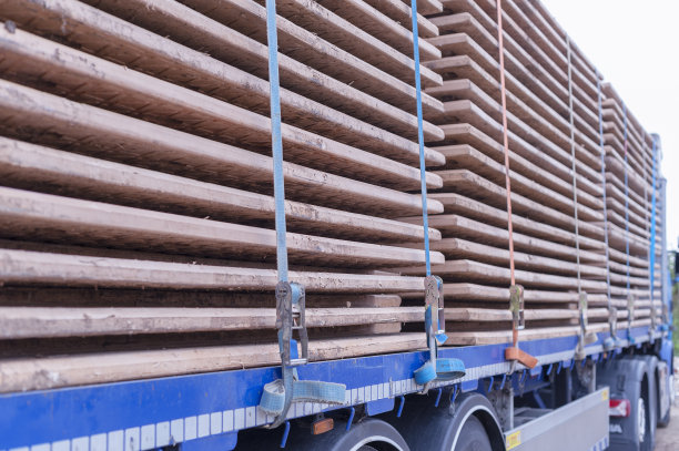 堆放在重型拖车上的临时重型公路图片下载