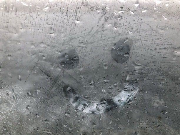 在雾蒙蒙的窗玻璃上手绘的笑脸图标图片下载