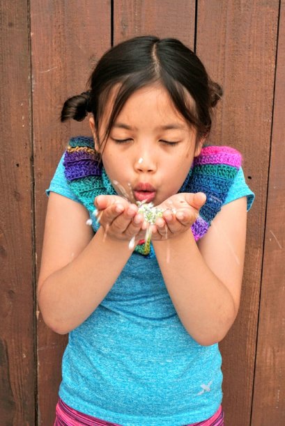 做孩子就是做有趣的事——每一天的生活都是有趣的。吹亮片-有趣的夏天图片下载