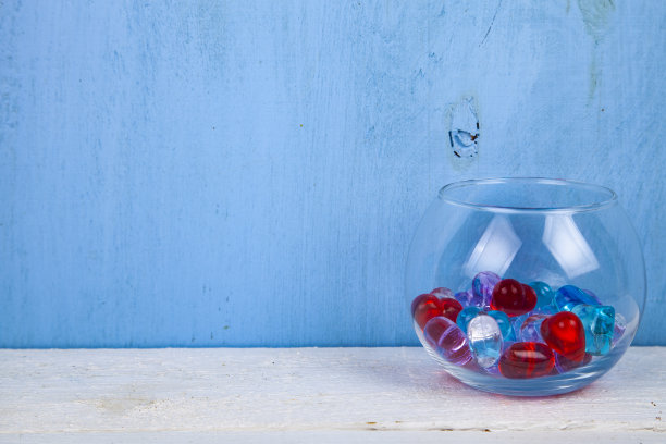 圆形花瓶里装着五颜六色的玻璃心图片下载