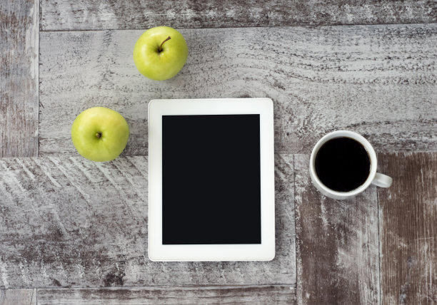 桌上放着一块白色的药片，里面有一杯咖啡和青苹果。图片下载