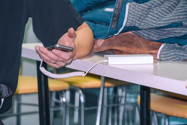 一个手里拿着智能手机的男人图片下载