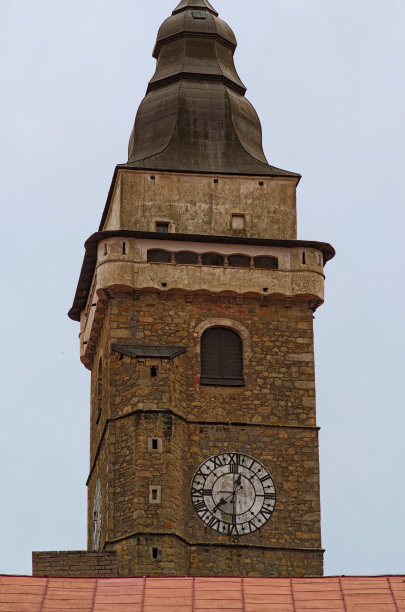 捷克斯拉夫尼斯的中世纪教堂钟塔。特写照片图片下载