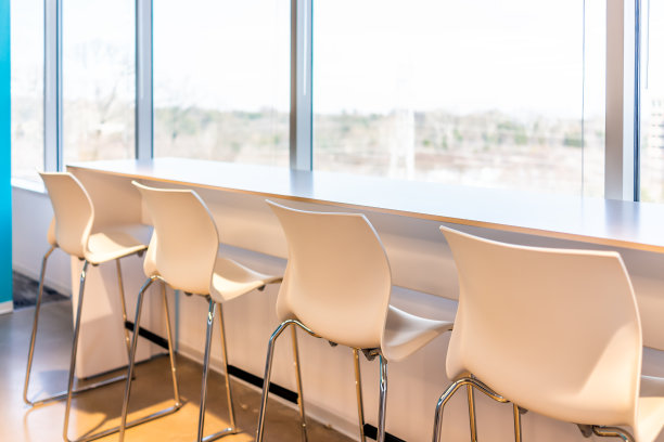 新现代化的办公室，午餐，厨房，酒吧在建筑与木制的企业业务桌子近距离靠玻璃窗和许多排椅子空没有人图片下载