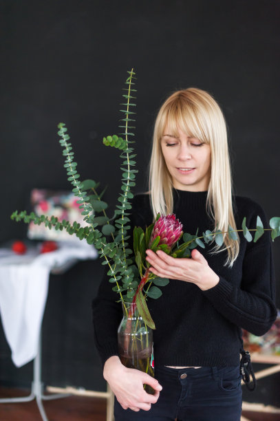 漂亮的花捧在金发女人的手里。非洲好玫瑰图片下载