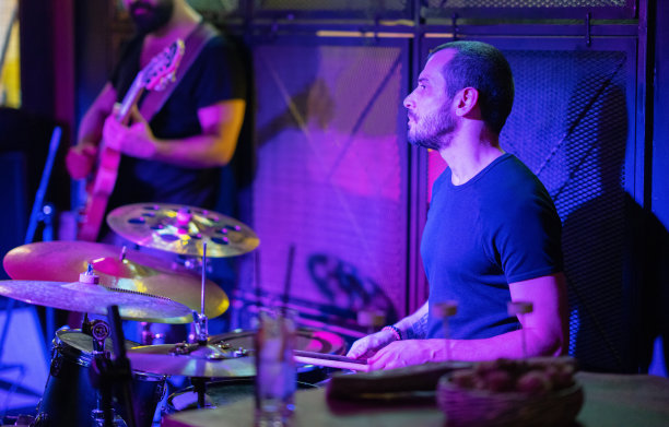 在夜总会演奏的鼓手图片下载