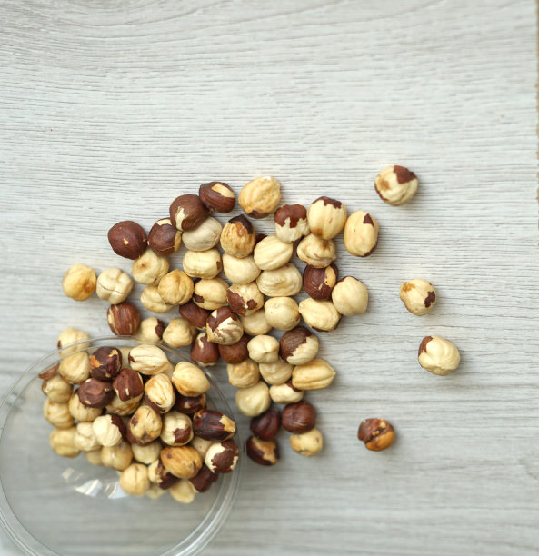 健康的食物背景图片近距离榛子。坚果纹理上的白色灰色表顶视图图片下载