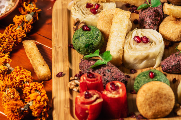 传统格鲁吉亚菜Pkhali或Phali在木制托盘上的微摄照片。切碎的卷心菜，茄子，菠菜，豆子，甜菜和碎核桃，醋，洋葱，大蒜，香草图片下载