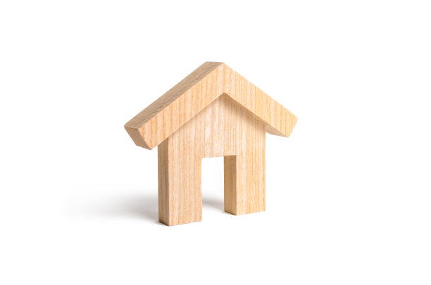 白色背景上的木屋。经济适用房的概念。租房子，搬家。用新技术建造房屋。环保节能。图片下载