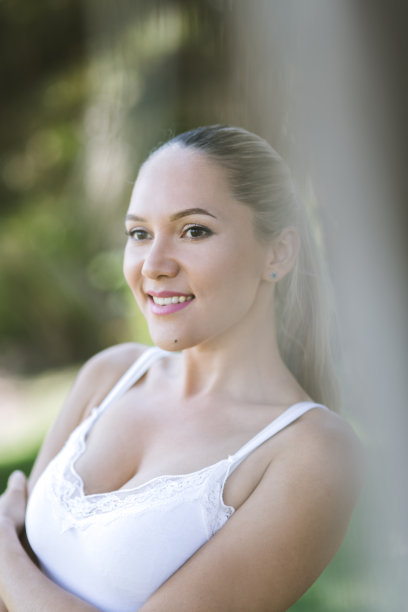 一个美丽的微笑女人的肖像图片下载