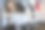 年轻女子在商店挑选衣服图片下载