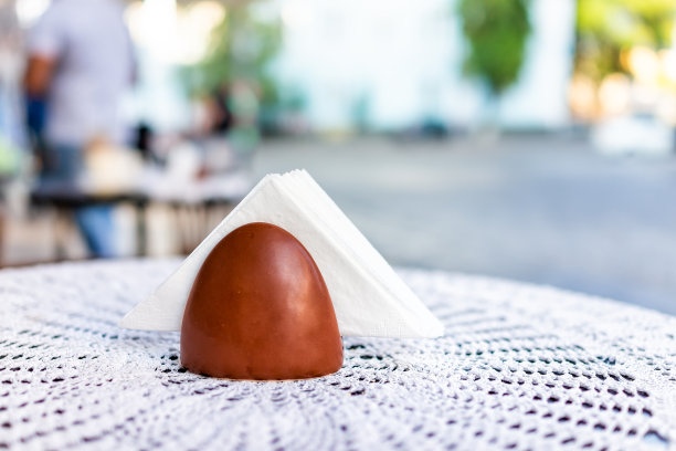 餐巾纸支架的特写在咖啡馆餐厅户外露台露台与散景背景模糊模糊的古董桌图片下载