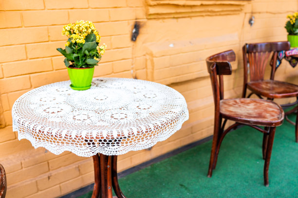 餐厅外面的木桌，人行道上的椅子，花盆里的黄花，花盆里的盆栽，夏天没有人图片下载