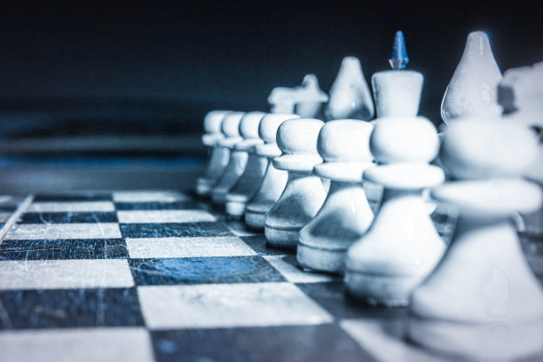象棋人物在黑暗中的微距照片图片下载