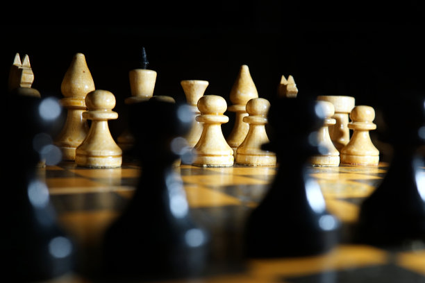 象棋人物在黑暗中的微距照片图片下载