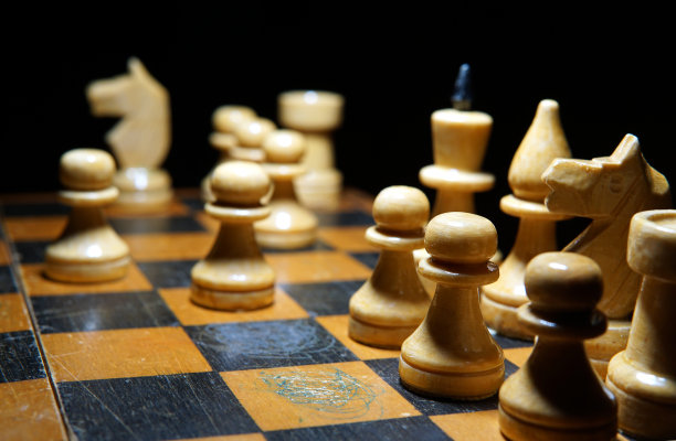 象棋人物在黑暗中的微距照片图片下载