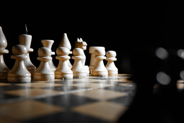 象棋人物在黑暗中的微距照片图片下载