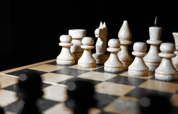 象棋人物在黑暗中的微距照片图片下载