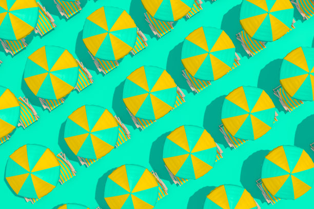 顶视图的海滩伞和椅子上的绿色背景，最小的夏季概念图片下载