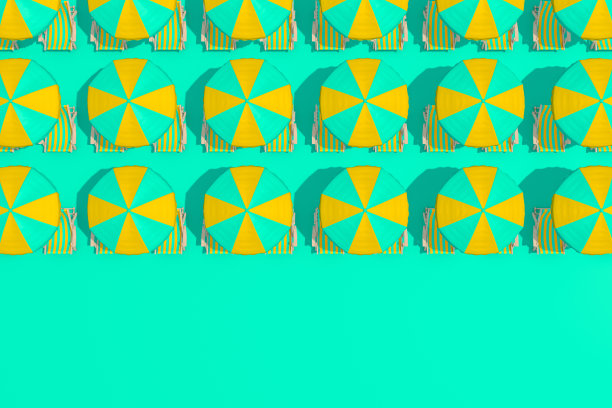 顶视图的海滩伞和椅子上的绿色背景，最小的夏季概念图片下载