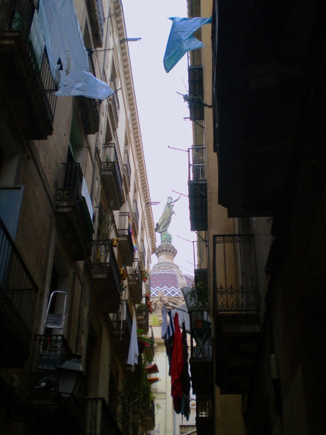 巴塞罗那哥特式街区的狭窄街道，面向梅西大教堂图片下载