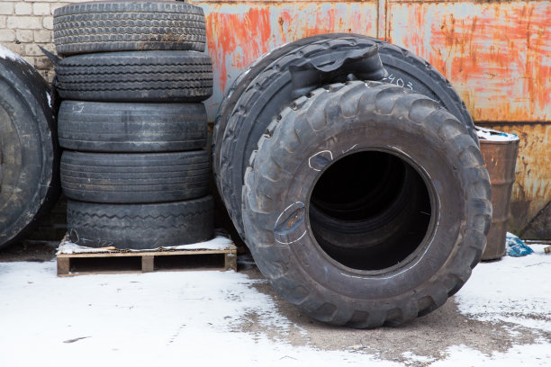 工业园区的黑色轮胎。黑色的橡胶。旅游城市照片2019图片下载