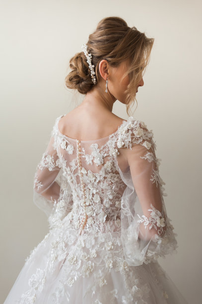 美丽的肖像新娘穿着时尚的婚纱与奢华的喜悦化妆和发型工作室室内照片。图片下载