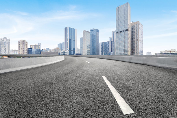 空旷的公路与城市景观和天际线的成都，中国。图片下载