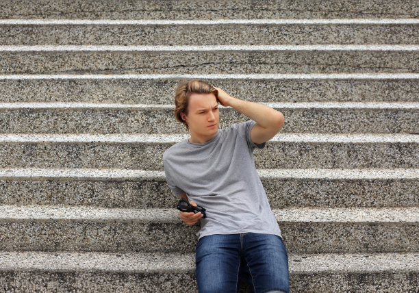 坐在城市街道上的少年图片下载