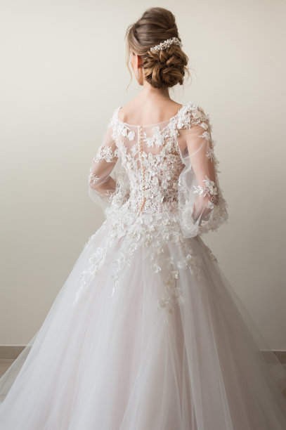 美丽的肖像新娘穿着时尚的婚纱与奢华的喜悦化妆和发型工作室室内照片。图片下载