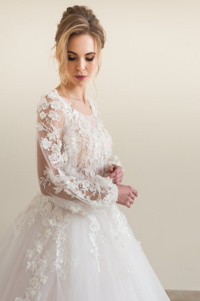 美丽的肖像新娘穿着时尚的婚纱与奢华的喜悦化妆和发型工作室室内照片。图片下载