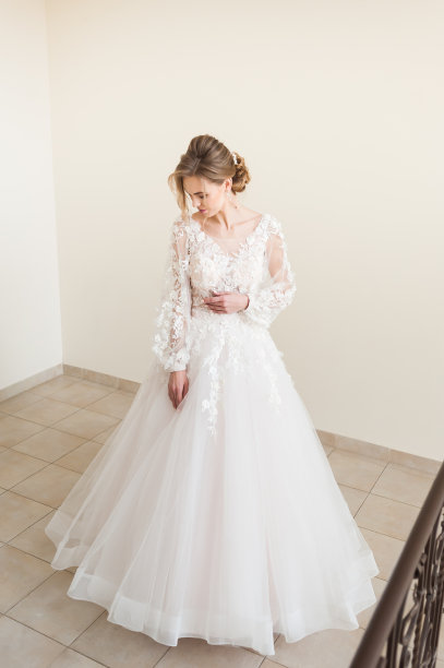 美丽的肖像新娘穿着时尚的婚纱与奢华的喜悦化妆和发型工作室室内照片。图片下载