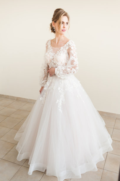 美丽的肖像新娘穿着时尚的婚纱与奢华的喜悦化妆和发型工作室室内照片。图片下载