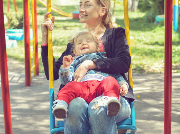 母亲和小女儿在荡秋千图片下载