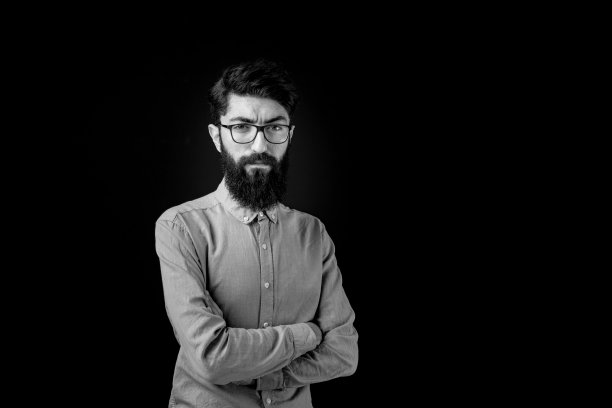 年轻大胡子男子肖像图片下载