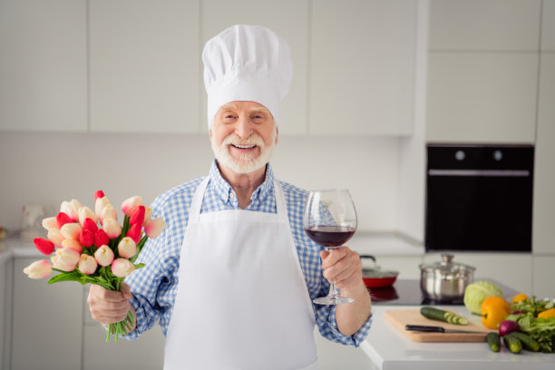 特写照片有趣的灰色头发，他，他，他，爷爷，双手，手臂，举着花，红酒杯，节日的穿着厨师白色的服装，制服，休闲的格子衬衫，牛仔裤，牛仔装，房子，厨房图片下载
