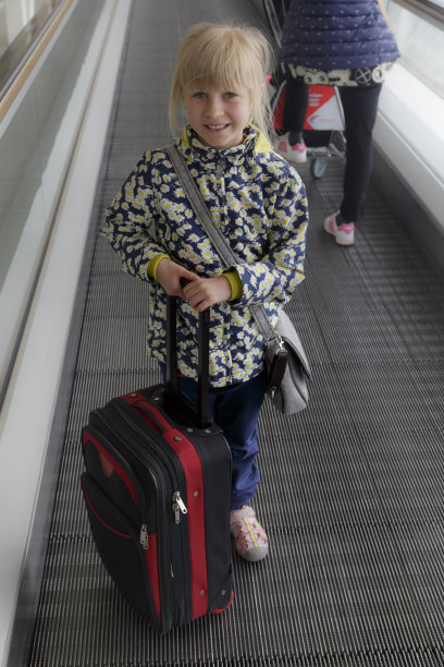 年轻女孩在旅行图片下载