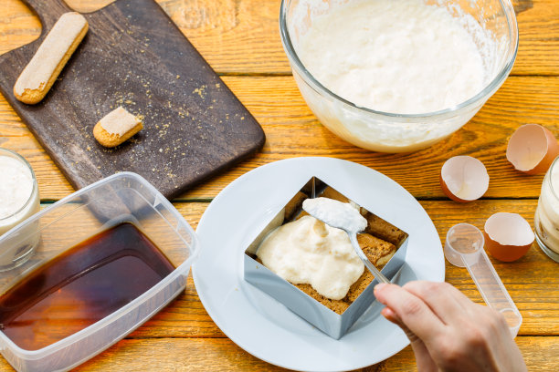 用饼干、奶油芝士烹制提拉米苏的照片图片下载