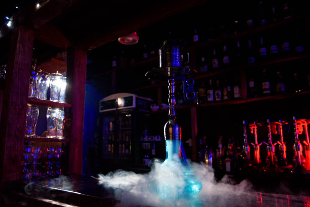 酒吧背景上的水烟，光线，烟雾图片下载