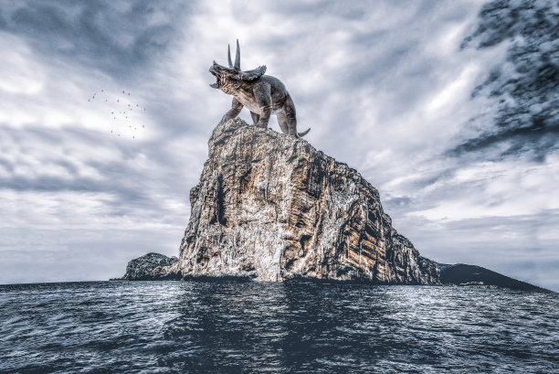 史前三角龙站在美丽的风景中的一块岩石上图片下载