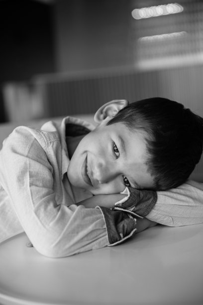 年轻的照片男孩模特摆姿势，时尚肖像图片下载