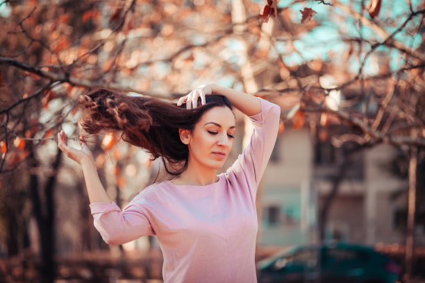 一个美丽的年轻女人的肖像图片下载