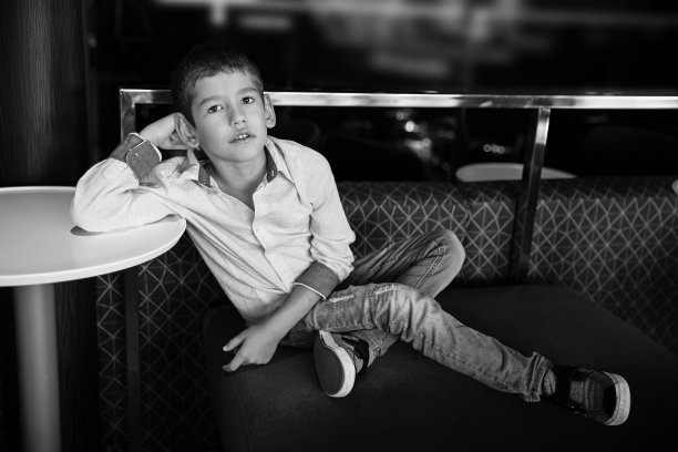 年轻的照片男孩模特摆姿势，时尚肖像图片下载