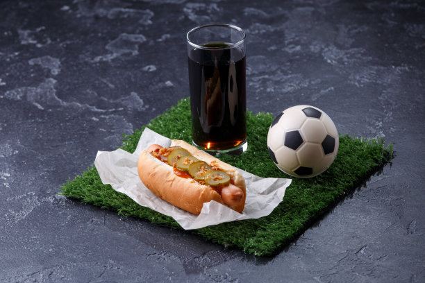 一杯啤酒的照片，绿草与足球，热狗图片下载