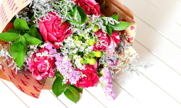 白色背景上色彩鲜艳的鲜花花束图片下载