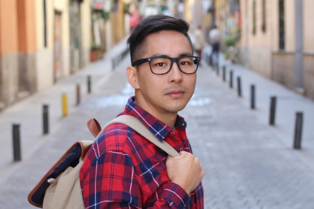 英俊的亚洲男人看着相机图片下载