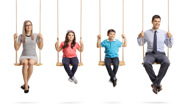 妈妈，爸爸，女儿和儿子坐在秋千上，对着镜头微笑图片下载