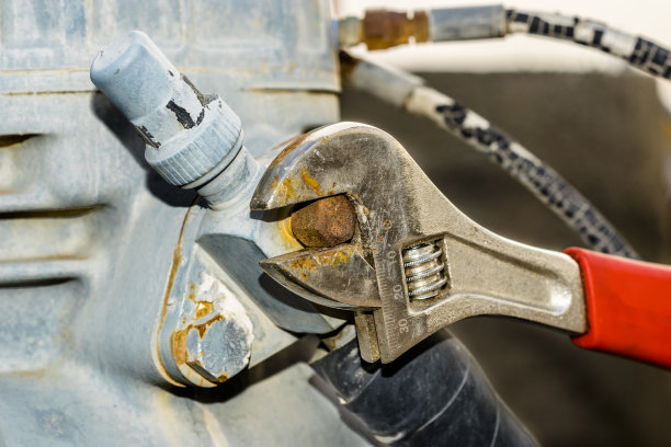 重型交流压缩机的锈蚀螺栓，用活动扳手打开图片下载