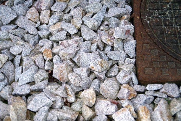 现代花园设计与花岗岩苏格兰和细节从铸造盖图片下载