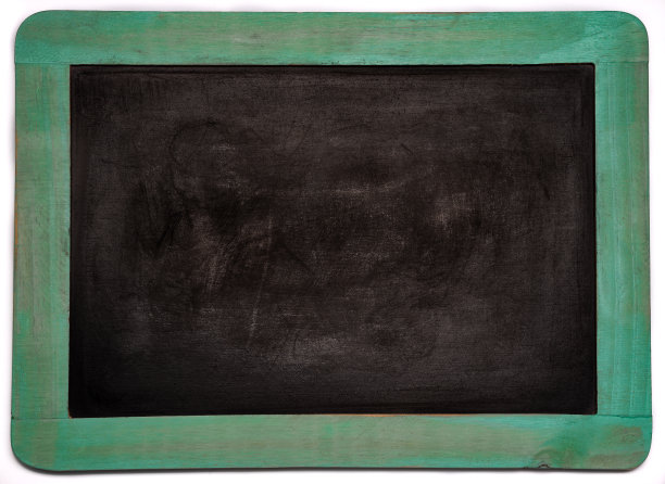 背景肮脏的旧木框架与干净的粉笔黑板与拷贝空间-库存图像图片下载